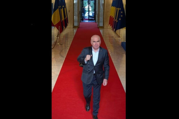 foto buna dimineata ilie bolojan s a pozat pe holul palatului victoria in prima sa zi la guvern 685a5085b8304