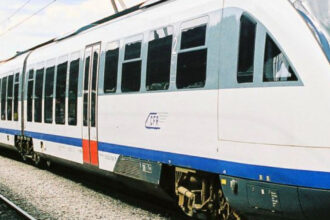 foto incendiu la un tren sageata albastra care circula pe ruta pitesti bucuresti 90 de calatori au fost evacuati 68623d0559910
