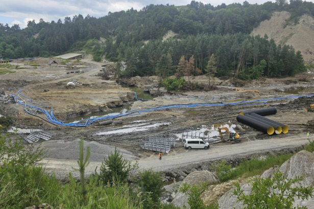 foto ministrul mediului la salina praid o zona care ar fi trebuit sa fie un furnicar pentru a se termina la timp lucrarile pare parasita 68616c72ababb