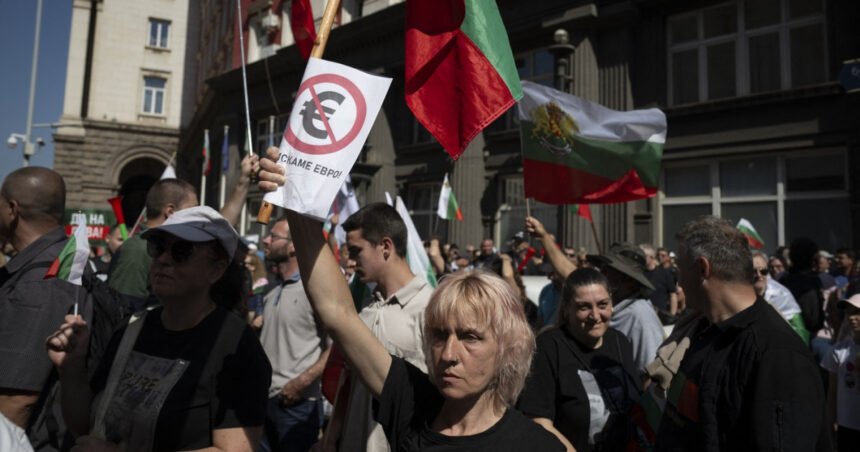 galerie foto bulgaria divizata in privinta aderarii la euro jumatate din populatie nu sustine moneda comuna 684159557a33a