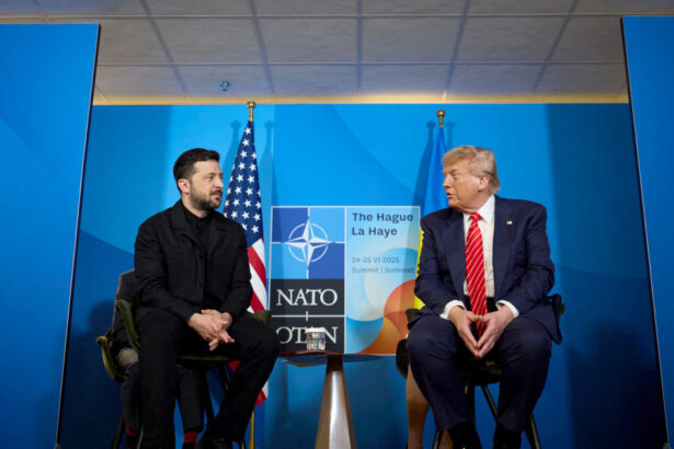 galerie foto diplomatia vizuala a lui volodimir zelenski presedintele ucrainean a ales sa si schimbe stilul vestimentar la summitul nato 685c500e44b53