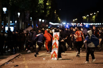 galerie foto doua persoane au murit iar peste 500 au fost arestate dupa sarbatoarea fanilor psg de la paris in urma victoriei din liga campionilor 683c4db09568c