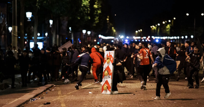 galerie foto doua persoane au murit iar peste 500 au fost arestate dupa sarbatoarea fanilor psg de la paris in urma victoriei din liga campionilor 683c4db09568c