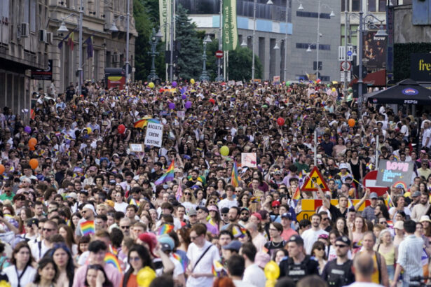galerie foto jandarmii au dat amenzi de 6 000 lei la marsul bucharest pride si evenimentele pride park trei persoane s au ales cu dosar penal 68457a5d1baa2
