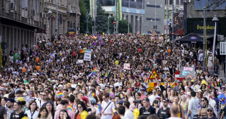 galerie foto jandarmii au dat amenzi de 6 000 lei la marsul bucharest pride si evenimentele pride park trei persoane s au ales cu dosar penal 68457a5d1baa2