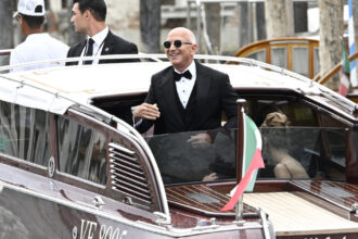 galerie foto jeff bezos s a casatorit cu lauren sanchez imagini spectaculoase de la nunta anului e o abatere de la ceea ce se asteapta oamenii 685f846230874