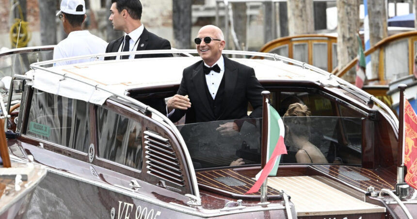 galerie foto jeff bezos s a casatorit cu lauren sanchez imagini spectaculoase de la nunta anului e o abatere de la ceea ce se asteapta oamenii 685f846230874
