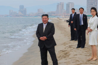 galerie foto kim jong un a renuntat la rachete si s a relaxat la plaja liderul nord coreean a inaugurat o statiune de lux pe litoral 685cef83571d3