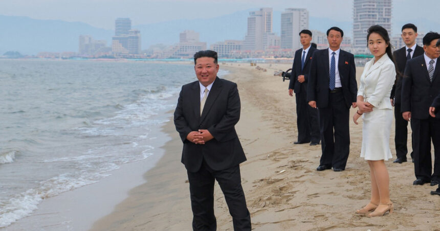 galerie foto kim jong un a renuntat la rachete si s a relaxat la plaja liderul nord coreean a inaugurat o statiune de lux pe litoral 685cef83571d3