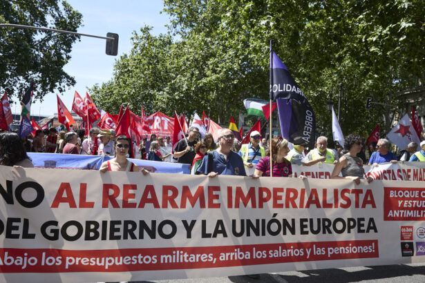 galerie foto protest cu mii de oameni la madrid impotriva reinarmarii europei jos armele sus pensiile critici fata de nato si guvernul sanchez 68447020bfa8b