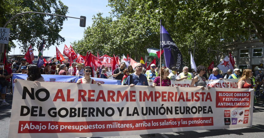 galerie foto protest cu mii de oameni la madrid impotriva reinarmarii europei jos armele sus pensiile critici fata de nato si guvernul sanchez 68447020bfa8b