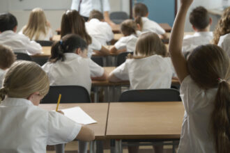 in anul scolar 2025 2026 vor fi eliminate mai multe categorii de burse scolare ministrul educatiei nu ne mai permitem financiar 685e36f1200c3