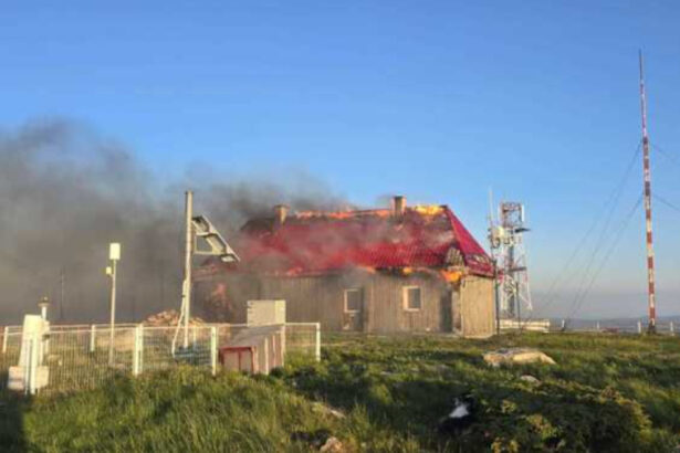 incendiu pe varful vladeasa cabana si statia meteo cuprinse de flacari pompierii incearca sa protejeze rezervorul de combustibil 685b0c392d1ef