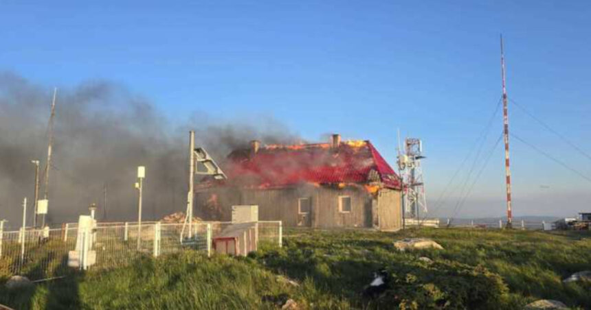 incendiu pe varful vladeasa cabana si statia meteo cuprinse de flacari pompierii incearca sa protejeze rezervorul de combustibil 685b0c392d1ef