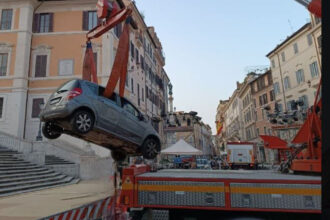 incident ciudat la roma un batran de 80 de ani a ramas blocat cu masina pe celebrele trepte spaniole 6851c4145c2a0