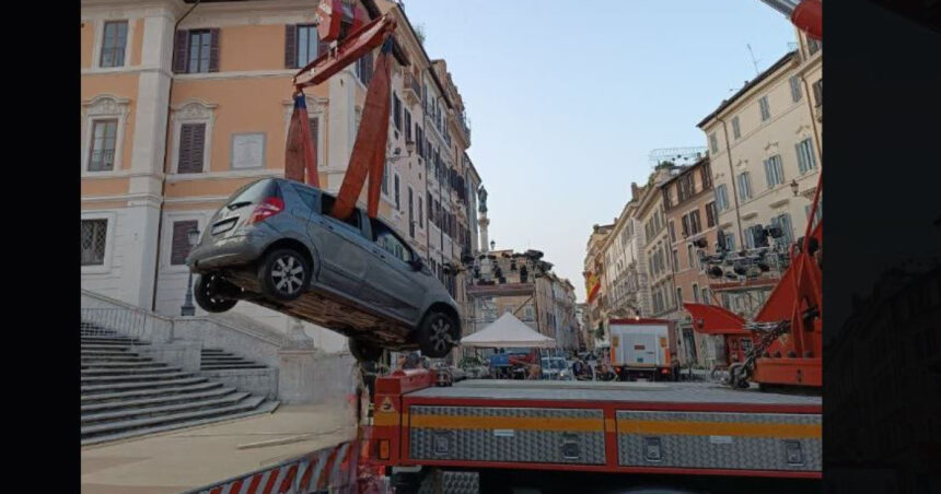 incident ciudat la roma un batran de 80 de ani a ramas blocat cu masina pe celebrele trepte spaniole 6851c4145c2a0
