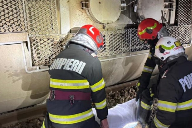 locomotiva si doua vagoane ale unui tren plin cu benzina au deraiat se scurge combustibil dintr unul dintre vagoane 6843c8c437bd3