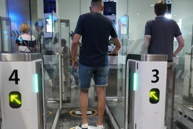 londra face eforturi pentru ca britanicii sa poata folosi portile electronice e gates cand vin in ue 68492e309e9f1