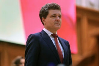 mesajul lui nicusor dan de ziua drapelului national aducem astazi un omagiu celor care au aparat cu pretul vietii acest simbol 685d0af2d23a3