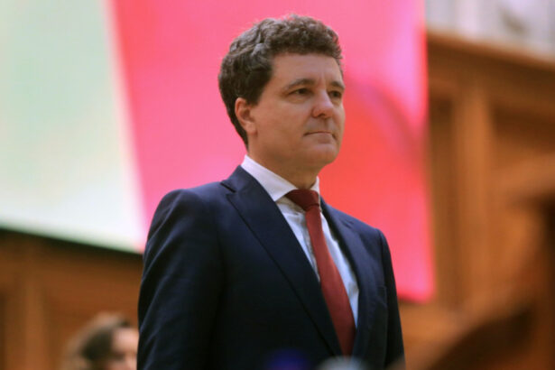 mesajul lui nicusor dan de ziua drapelului national aducem astazi un omagiu celor care au aparat cu pretul vietii acest simbol 685d0af2d23a3