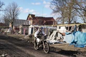 motociclistii sinucigasi ai lui putin intra in viteza in tara nimanui pentru a provoca haos tactica tot mai populara pe front 68602179858a1
