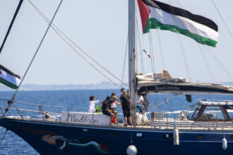 nava madleen cu 12 activisti pro palestinieni la bord inclusiv greta thunberg a ajuns in portul israelian asdod sub paza militara 684747db254d4