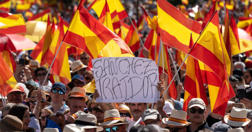 noi proteste in spania impotriva premierului pedro sanchez acuzat de coruptie zeci de mii de oameni in strada 68459b2ac2f4d