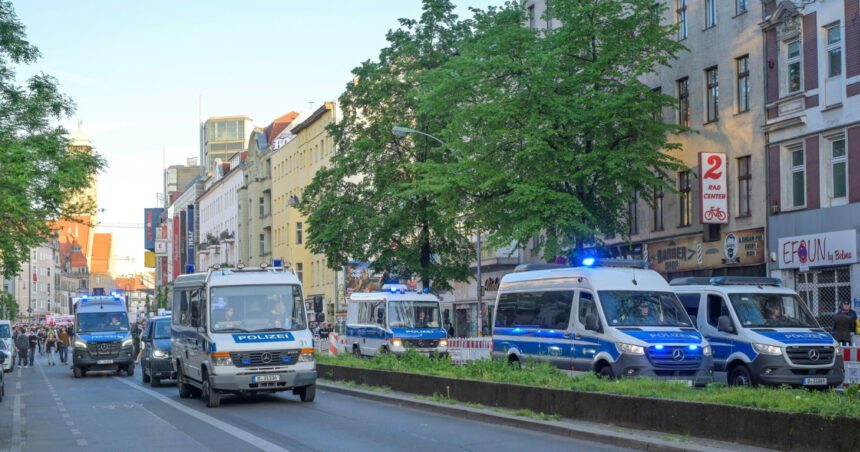 o femeie care a atacat doi oameni cu un cutit in munchen a fost impuscata de politisti 6845421c8a352