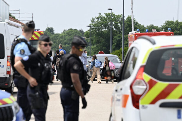 o supraveghetoare scolara a fost ucisa de un elev la un colegiu din franta macron denunta un val de violenta fara sens 68483b9be0464