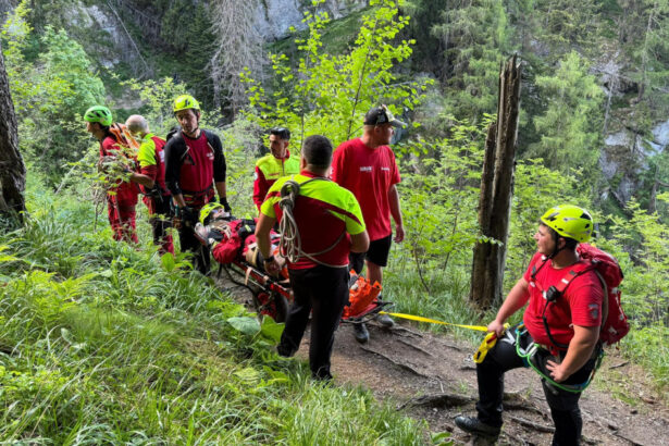 opt persoane salvate de pe munte de salvamontisti o persoana a fost gasita decedata 685fa23a62696