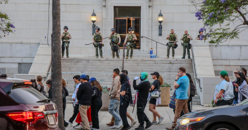 orasele americane se pregatesc pentru noi proteste in timp ce la los angeles a fost decretata stare de urgenta 6849a36368264