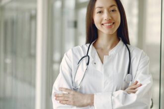 p halate medicale si saboti medicali uniforma care inspira incredere confort si siguranta 68594aef09ad6