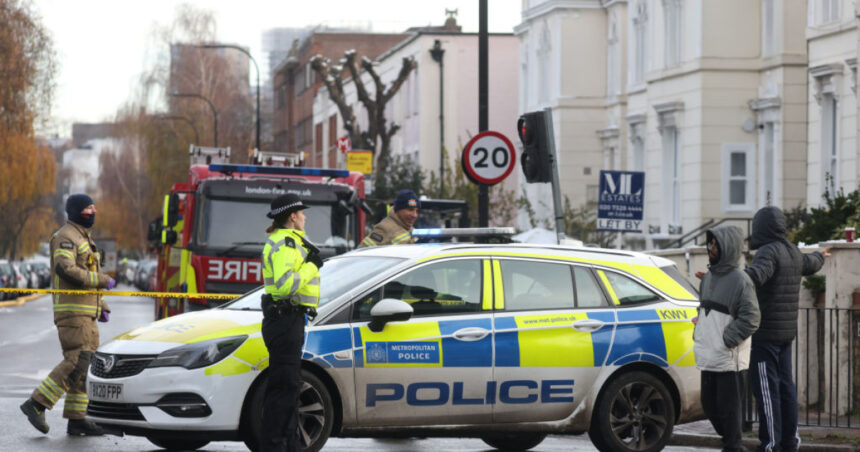 patru militanti pro palestinieni au fost arestati dupa ce au pulverizat vopsea rosie pe avioane militare britanice 685e9eb4d0224
