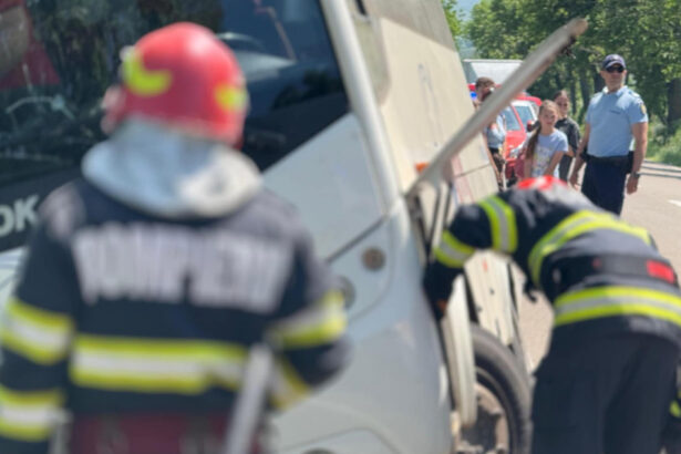 planul rosu de interventie a fost activat in botosani dupa ce un autocar s a rasturnat pe dn 29 6840358b96aee