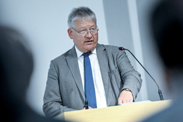 populatia rusa sprijina razboiul si urmeaza linia kremlinului spune seful spionajului german asta ii permite sa manipuleze tara 68494dd38a462