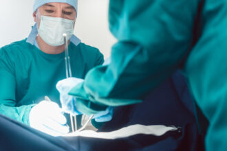 premiera medicala un bolnav de cancer a fost operat de un chirurg de la o distanta de aproape 11 000 km 6854ddffeb39b