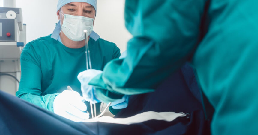 premiera medicala un bolnav de cancer a fost operat de un chirurg de la o distanta de aproape 11 000 km 6854ddffeb39b