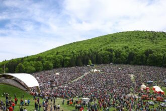 procesiunea de rusaliile catolice de la sumuleu ciuc sunt asteptati peste 300 000 de oameni va fi prezent si presedintele ungariei 6843e868745cd