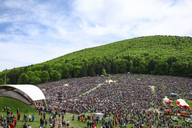 procesiunea de rusaliile catolice de la sumuleu ciuc sunt asteptati peste 300 000 de oameni va fi prezent si presedintele ungariei 6843e868745cd