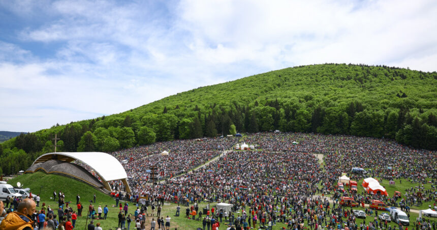 procesiunea de rusaliile catolice de la sumuleu ciuc sunt asteptati peste 300 000 de oameni va fi prezent si presedintele ungariei 6843e868745cd