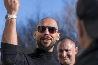 reactia ministerului culturii dupa ce andrew tate a fost filmat la o petrecere in curtea muzeului brukenthal din sibiu 6847fdb962b3b
