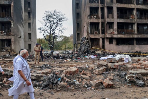 salvatorii cauta supravietuitori si resturi ale avionului air india in ahmedabad modi scena dezastrului este sfasietoare 684bd838c9edc