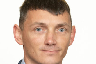 senatorul care sustine ca a facut facultatea la un site de matrimoniale a fost condamnat pentru conducere cu permisul suspendat 685195c1af6e2