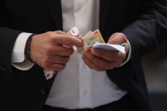 sondaj peste 77 dintre romani sunt de acord cu reducerea cheltuielilor de functionare a statului altele decat cele cu angajatii 68401940b4bac