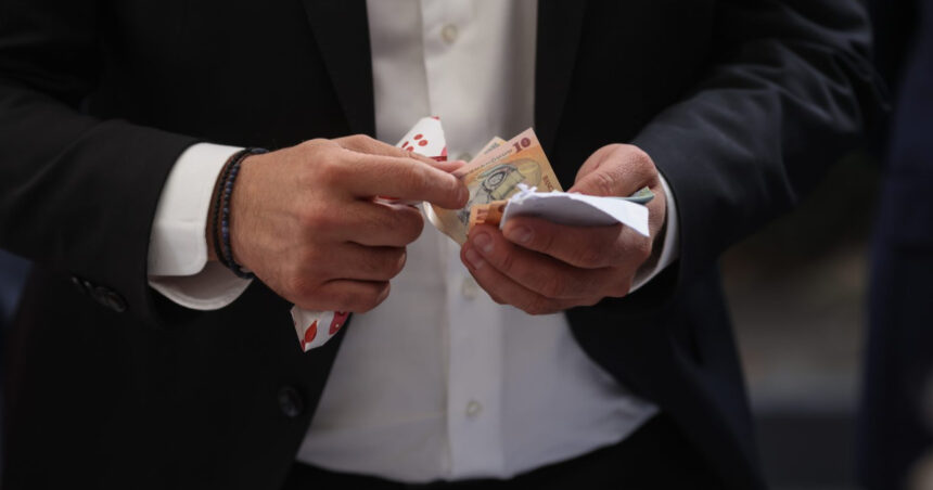 sondaj peste 77 dintre romani sunt de acord cu reducerea cheltuielilor de functionare a statului altele decat cele cu angajatii 68401940b4bac
