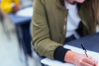 subiecte bac 2025 la istorie elevii de la profilul uman dau proba la istorie baremul de corectare va fi publicat pe edu ro 68490b416f766