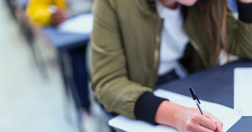 subiecte bac 2025 la istorie elevii de la profilul uman dau proba la istorie baremul de corectare va fi publicat pe edu ro 68490b416f766