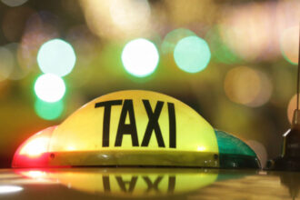 taximetrist retinut dupa ce i ar fi cerut unui turist nigerian de 90 de ani aproape 400 e pentru o cursa pana la hotel 68611f24d118a