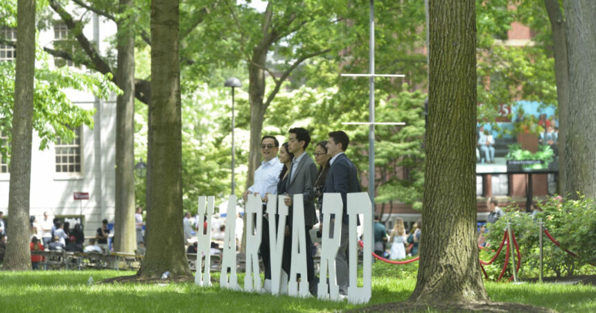 trump suspenda intrarea in statele unite a studentilor internationali care vor sa studieze la harvard reactia universitatii 68414d641b866