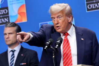 tu camasa alba haha e foarte agitata cum a decurs dialogul intre trump si o jurnalista al carei sot lupta in armata ucraineana 685cf21e40ed4